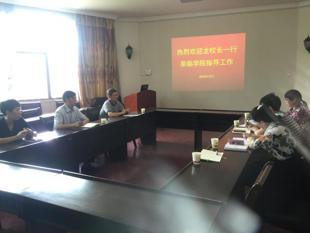 龙先琼副董事长深入yl6809永利指导毕业生文明离校工作