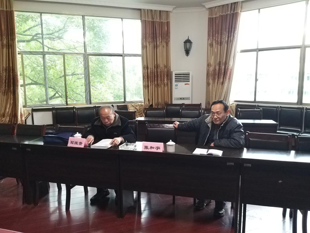 图为校关工委委员检查工作
