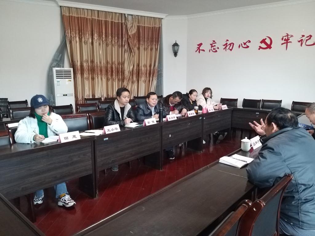 图为院关工委汇报工作