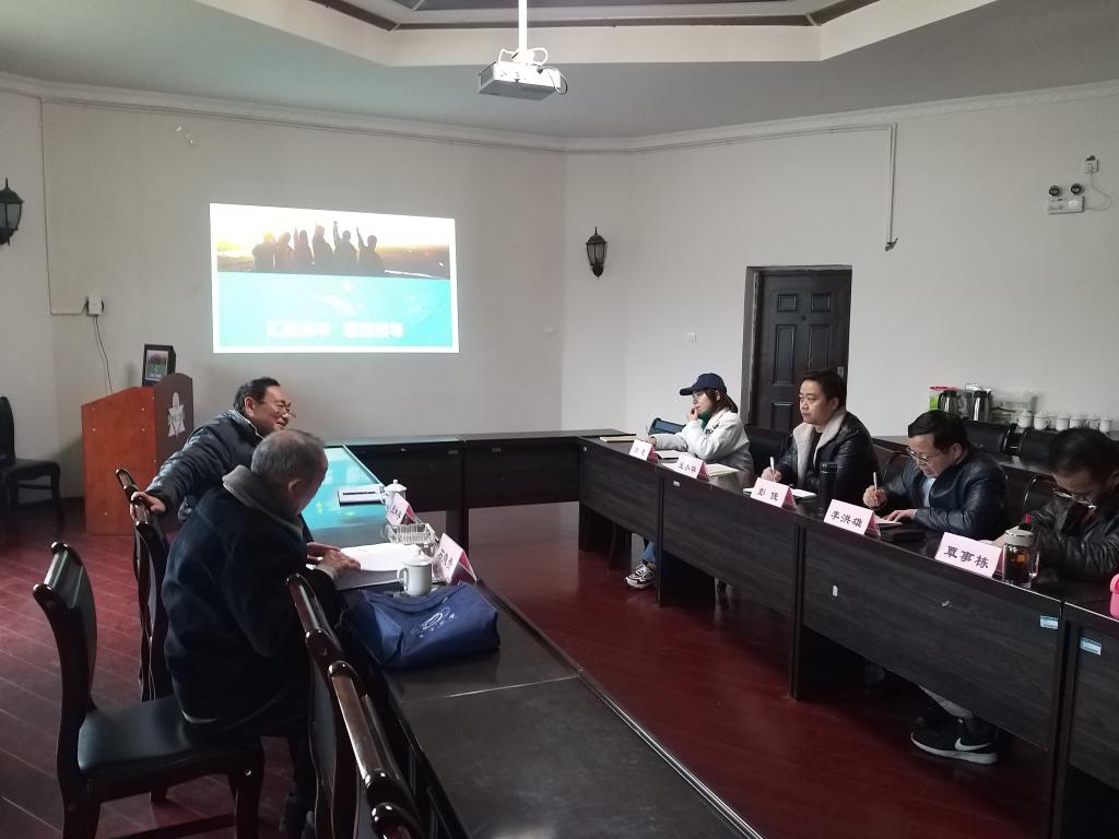 图为李洪雄书记汇报工作